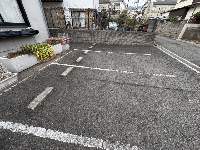 ヒルサイド御影の駐車場