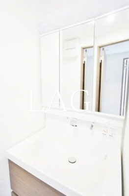 【洗面所】 | ＡＶＥＮＩＲ東麻布 | 洗面台です。