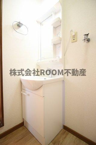 グリーン若葉の独立洗面台|朝の支度にも助かる、独立の洗髪洗面化粧台