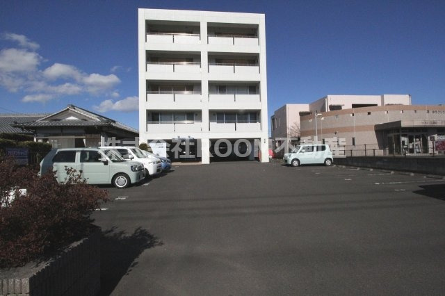 フローリッシュ広呂原の駐車場