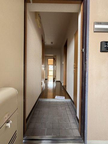 パールエステートの玄関