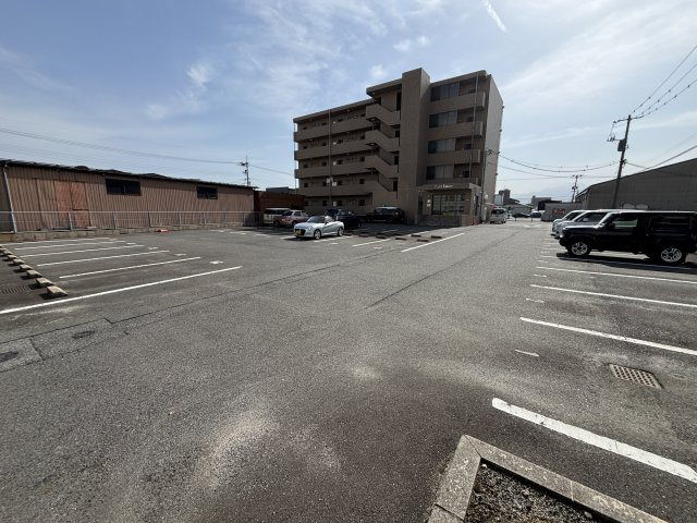 パールエステートの駐車場