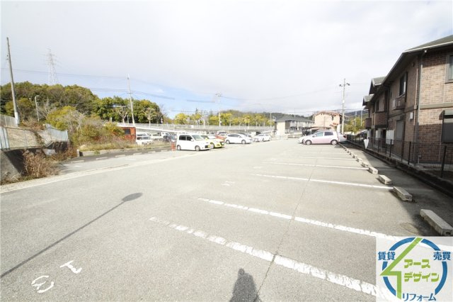 ヒルグレイスB棟の駐車場