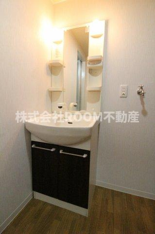 メゾンド都原の独立洗面台|独立洗面台、小物を置くことができて便利です