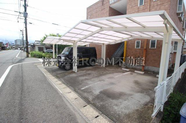 アイティー広原の駐車場|駐車場があるので、車を買う予定の方も安心です