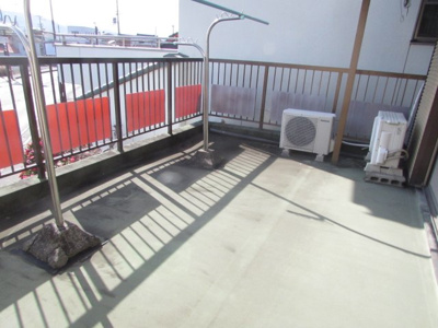 【バルコニー】 | ～商談中～洲本市炬口１丁目・店舗付住宅 | 令和８年２月撮影（２階バルコニー写真）