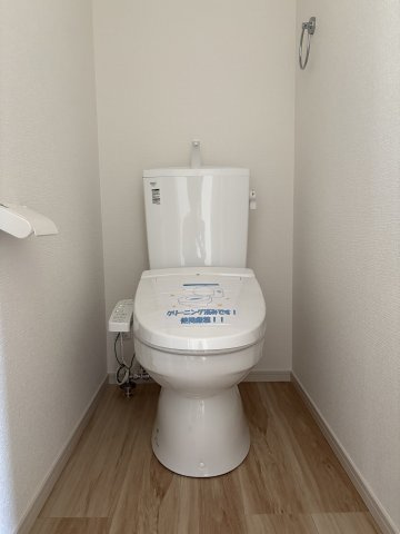 LIGARE小倉北区下富野1期のトイレ|トイレも気になるポイント。温水洗浄便座付きのトイレです。汚れてもサッとひと拭きでお手入れ簡単。節水仕様でしっかり洗浄できます。環境にやさしく、しかも経済的です。