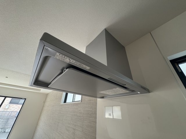LIGARE小倉北区下富野1期のキッチン|整流板の裏にフィルターが隠れたサイドフード。キッチンとなじみの良い薄型で掃除がしやすい。