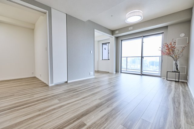 ■ 三井デザインテックによる内装変更実施
空間全体をホテルライクに設計した特別仕様住戸です。
・エントランス壁面に、ミラー設置
・リビングダイニング、水回りの壁・天井クロスを上質仕様へアップグレード
