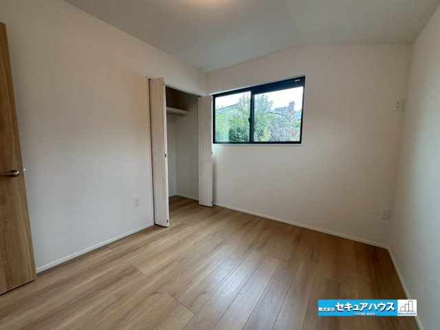 豊明市前後町仙人塚Ⅱ　の洋室|【洋室】
◆家族一人ひとりの大切なプライベート空間。趣味に合わせて使って頂けるようシンプルに仕上げてあります。暮らし心地を大きく左右する収納を、適材適所に配置し使い勝手を考慮しました。　