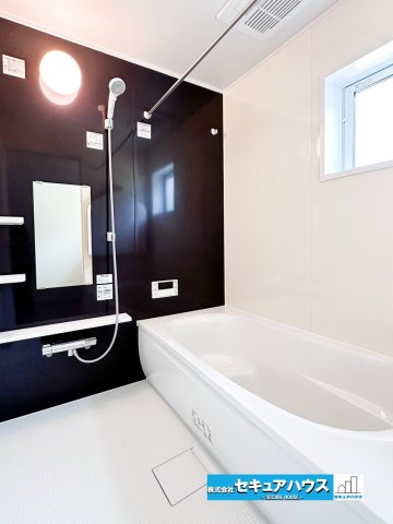 豊明市前後町仙人塚Ⅱ　の浴室|【浴室】
◆アクセントパネルで落ち着きのある雰囲気を演出します。毎日の疲れを癒やすバスタイムをお楽しみ下さい！
◆窓付きで、カビの繁殖を抑える効果があります。