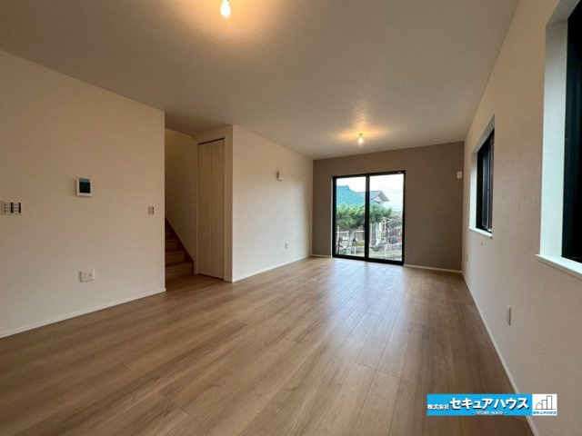 豊明市前後町仙人塚Ⅱ　の居間・リビング|【LDK】
◆南側の大きな窓から採光を確保できます。