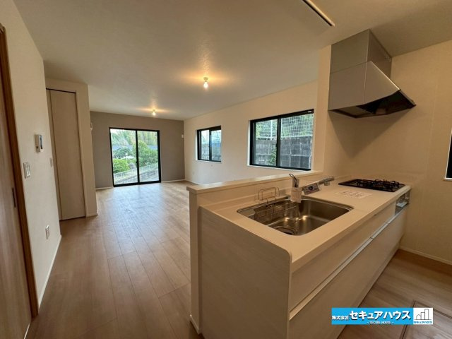 豊明市前後町仙人塚Ⅱ　のキッチン|【キッチン】
◆対面式キッチンのため料理をしながらリビングの様子を見ることができます。