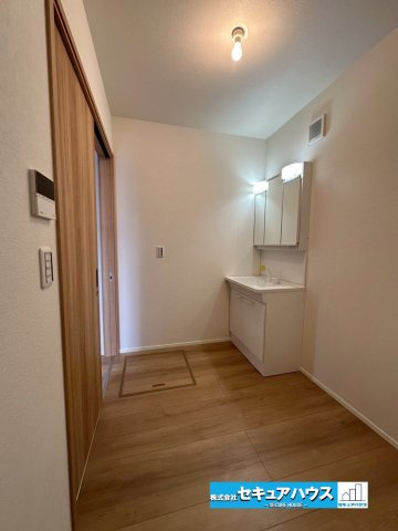 豊明市前後町仙人塚Ⅱ　の独立洗面台|【洗面台】
◆鏡の裏にはたっぷりと収納スペースを標準装備！
◆電源を付属しているのでドライヤーなど利用できます。