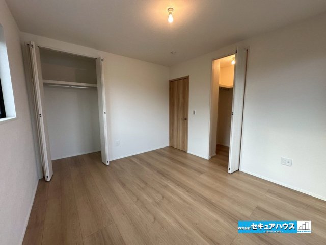 豊明市前後町仙人塚Ⅱ　の洋室|【洋室】
◆広々とした居住空間は日々の暮らしを彩り、心のやすらぎと満足感を与えてくれます。通風と採光を考慮した設計は子供たちはのびのび育ち、家族でくつろぎと団らんを生み出します。