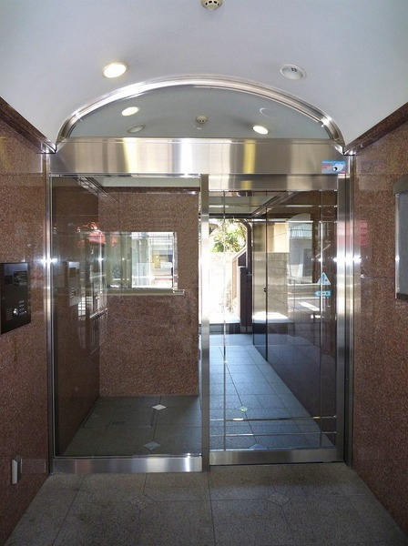 エスコート上落合のエントランス|落ち着いたエントランスです