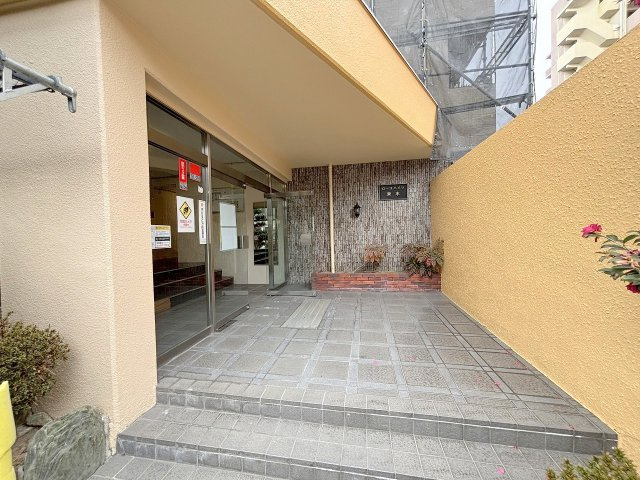 ローズハイツ東本のエントランス
