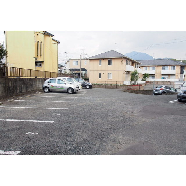 エスポアール石坂の駐車場