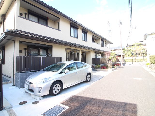 シャルモント勝竜寺の駐車場