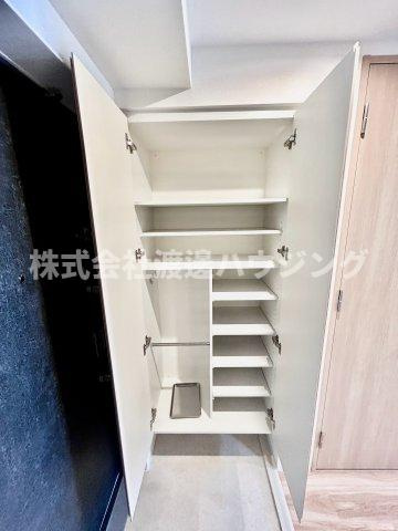 リプネスコート江坂の収納|天井高シューズBOX