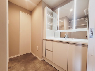 【独立洗面台】 | プラウドシティ稲毛海岸レジデンス | 歯磨き、メイク、整髪。ゆとりの洗面スペースは、ご家族と時間が重なっても快適にお使いいただけます。洗剤やリネンを収納する棚も御座います！高さ調整可能な収納棚になります