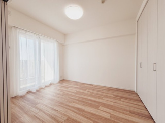 【洋室】 | プラウドシティ稲毛海岸レジデンス | 通風、陽当り良好！窓を開けると、爽やかな風が通ります
