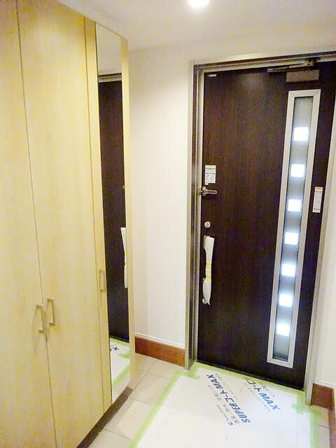 小港町３丁目貸家の玄関