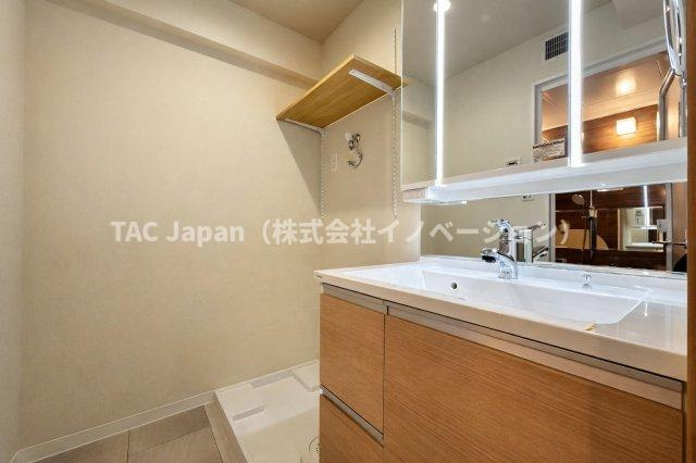 ライオンズマンション護国寺の独立洗面台|明るい洗面スペースは、使いやすさを徹底的に追求した設計です。忙しい朝も快適に自然と笑顔がこぼれる心地よいひとときを叶えます。毎日の身支度がスムーズに整う、家族みんなに優しい空間です。