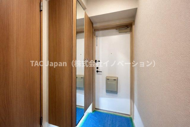 ライオンズマンション護国寺の玄関|扉を開けた瞬間、あたたかな陽光が差し込む玄関が広がり、清々しい空気とともにやさしく迎え入れてくれます。その明るさと開放感は、一日の始まりに期待を抱かせ、住まい全体の心地よさを自然と感じさせてくれます。