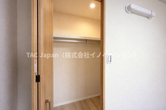 ライオンズマンション護国寺の収納|収納力抜群のクローゼットが、お部屋をいつもすっきりと整えてくれます。見た目も美しく、生活感を上手に隠しながら、快適で居心地の良い空間を実現。日々の暮らしをもっと豊かに彩ります。