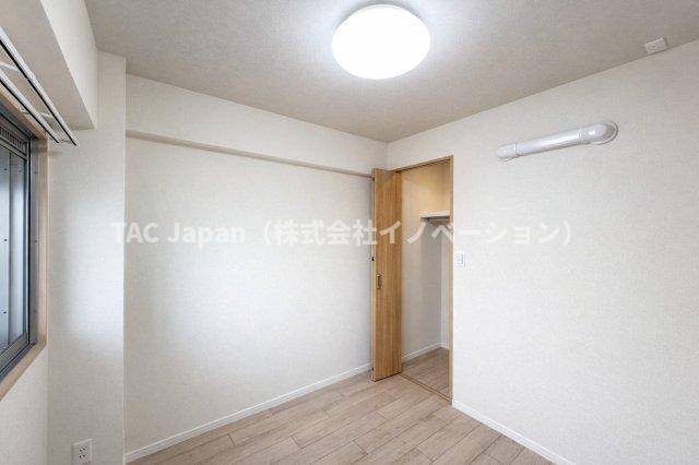 ライオンズマンション護国寺の洋室|窓からたっぷりと差し込む自然光と、ほどよい広がりが心をゆるめてくれる洋室。家具のレイアウトも自在で、気分や季節に合わせて自分らしい空間づくりが楽しめます。