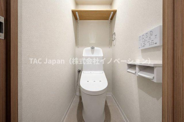 ライオンズマンション護国寺のトイレ|最新設備を備えたトイレは、快適性とスタイリッシュさを兼ね備えた空間。清潔感のある美しい内装とすっきりとしたデザインが、暮らしに心地よさをプラス。清潔・快適・美しさが調和した、上質なトイレ空間です。
