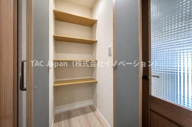 ライオンズマンション護国寺の収納|生活感をさりげなく隠す収納スペースが、インテリアを美しく整え、空間に広がりとゆとりをもたらします。細部までこだわった設計が、上質で心地よい暮らしを実現します。