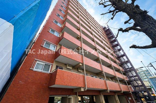 ライオンズマンション護国寺の外観|周囲の景観と調和する、落ち着きある洗練デザイン。日常の風景にさりげない美しさを添える、ちょうどよい存在感です。