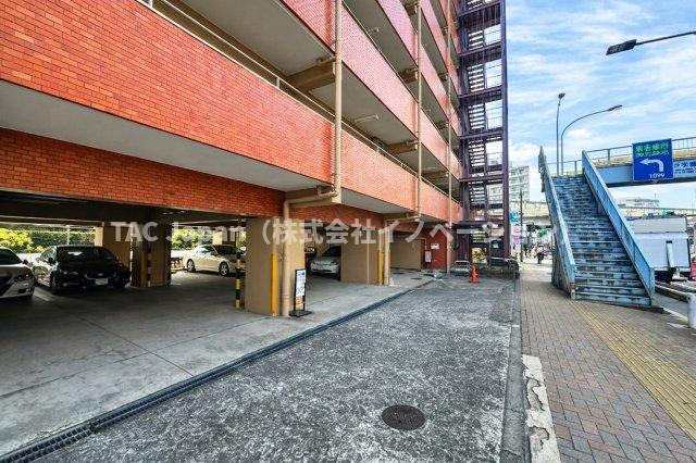 ライオンズマンション護国寺の駐車場|敷地内に駐車場を備えており、お車をお持ちの方も安心。通勤やお出かけ、週末のレジャーまで幅広く対応でき、生活の自由度が広がります。じょう