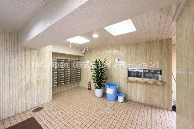 ライオンズマンション護国寺のロビー|広々とした明るいロビーは、陽光が差し込む心地よい空間を演出し、訪れる人の心をやさしく和ませます。待ち合わせやくつろぎの時間にもふさわしい、上質で優雅なエントランスです。