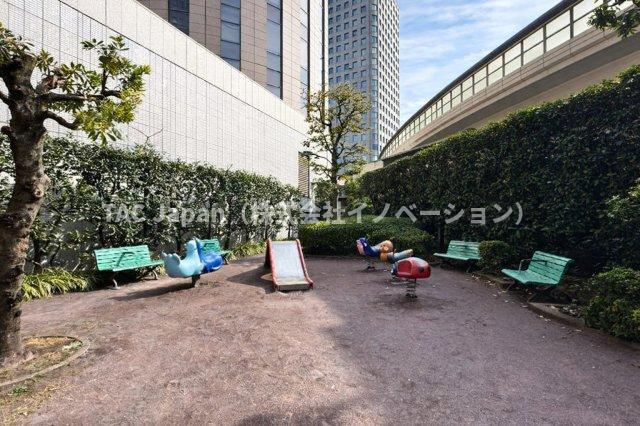 ライオンズマンション護国寺の周辺|マンションのすぐ隣には、ちょっとした休憩やお子様の遊び場に利用できる小規模な公園がございます。身近に緑を感じられ、日常の散策や外の空気を感じたいときに便利な環境です。