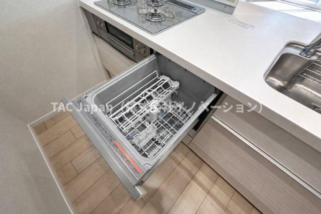 ライオンズマンション護国寺のキッチン|面倒な後片付けは食洗機におまかせ。空いた時間には、ソファでテレビを観ながらゆったりひと息。家事の負担を減らして、毎日に小さな余裕と心地よさをもたらします。