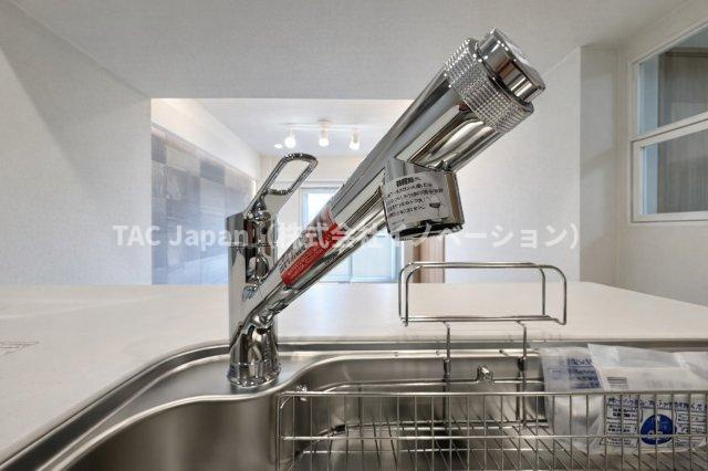 ライオンズマンション護国寺のキッチン|キッチンにうれしい浄水機能付き水栓。ハンドシャワーで使い勝手も抜群、毎日の家事がちょっと楽しくなります。