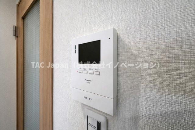 ライオンズマンション護国寺の防犯設備|リビングから来訪者の姿をしっかり確認できるモニター付きインターホンは、防犯性はもちろん、急な来客にも安心して対応できる心強い設備。ご家族の安全と安心な暮らしをそっと支えてくれます。