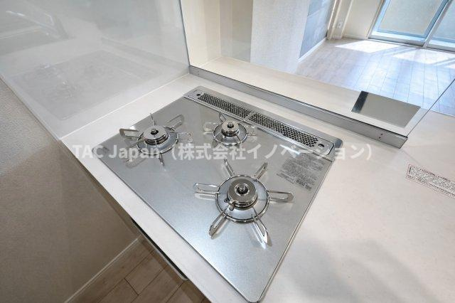 ライオンズマンション護国寺のキッチン|3口ガスコンロで、同時調理もスムーズに。忙しい毎日にうれしい機能です。ガラストップコンロはスタイリッシュなデザインで、掃除が簡単、汚れがつきにくいなどのメリットがあります。