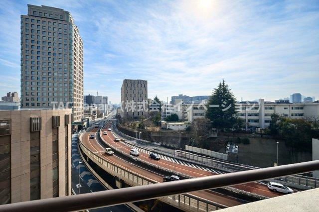 ライオンズマンション護国寺の展望|空と街の景色が広がる窓辺は、暮らしの舞台を美しく彩ります。窓を開けるたびに心がほどけ、穏やかな風と光に包まれる、ゆったりとした時間が流れています。日々の喧騒から離れ、自然と調和する心地よい住まいです。