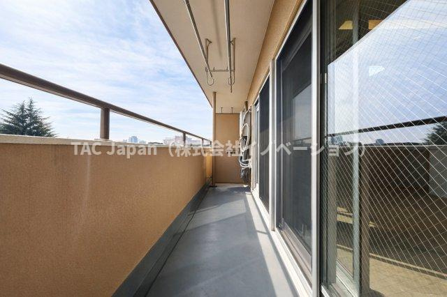 ライオンズマンション護国寺のバルコニー|やわらかな風がそっと頬をなで、空の広がりが日常を包み込むバルコニー。朝の光に目を細めたり、夕暮れの空にひと息ついたり──心がほどけるひとときが、ここにはあります。