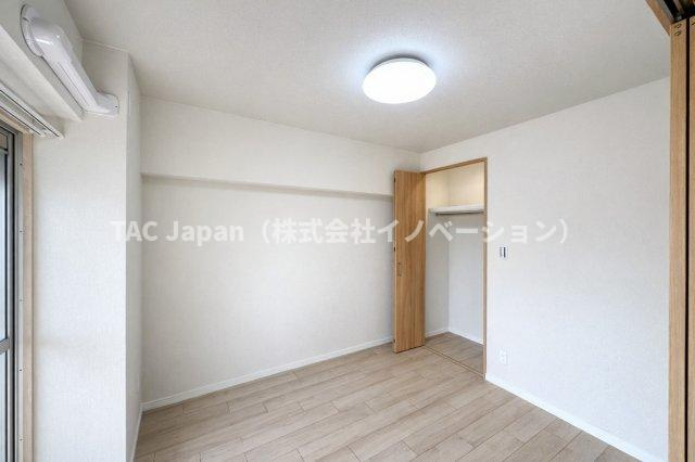 ライオンズマンション護国寺の洋室|クローゼットを備えた機能的な洋室。収納力に優れ、すっきりと整った空間を保ちやすく、住まい全体の心地よさを高めてくれます。日比谷線