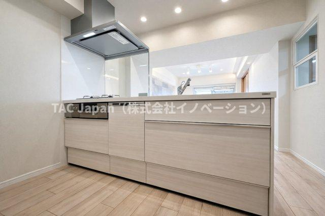 ライオンズマンション護国寺のキッチン|毎日の料理が楽しくなる、機能的でスタイリッシュなキッチン。収納も豊富で、すっきりとした空間を保ちながら、家族との会話が自然と生まれる心地よい場所です。