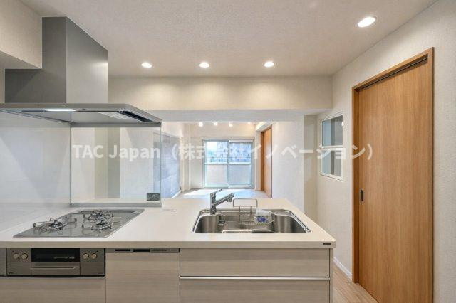 ライオンズマンション護国寺のキッチン|調理中も家族の様子が見渡せる対面キッチン。自然と会話が生まれ、毎日の食事が楽しくなります。