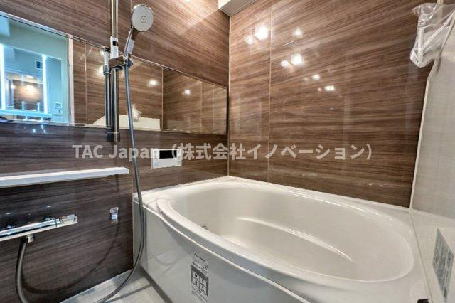 ライオンズマンション護国寺の浴室|家族みんなの疲れをやさしく包み込む、広々とした癒しのバスルーム。ゆったりとくつろげる空間で、日々のストレスもすっと解きほぐされる、心身ともにリラックスできるひとときをお届けします。