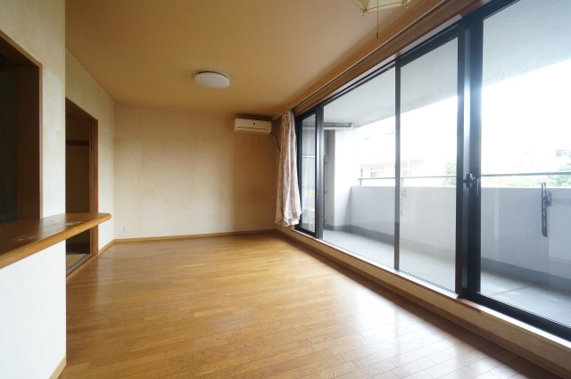 エヴァーグリーン青葉の森の居間・リビング|ご見学・ご契約時の送迎可能！