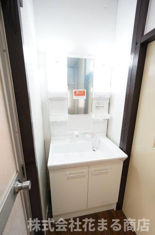 道場南戸建の独立洗面台|物件、駅でお待ち合わせでのご案内歓迎！