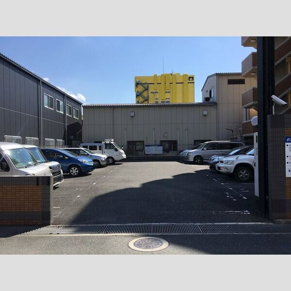 メゾンプランシェールの駐車場